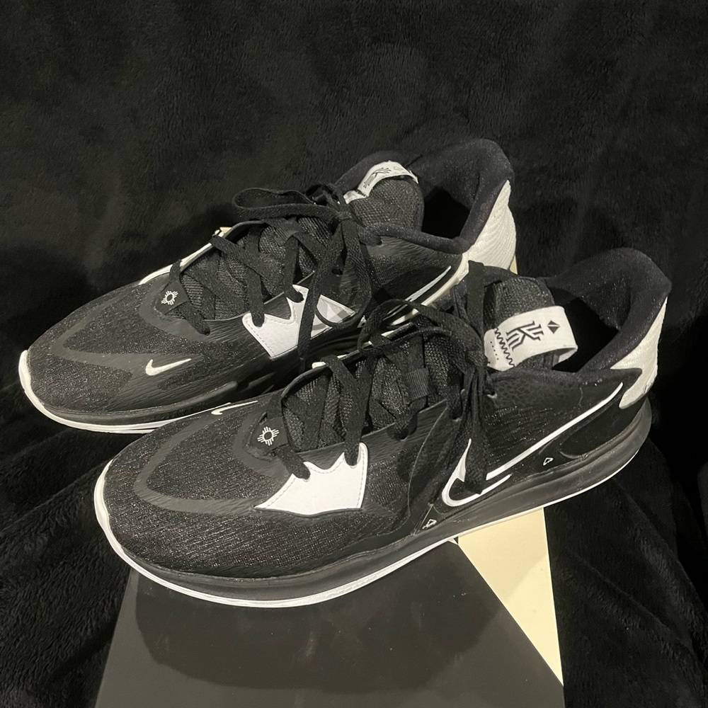 Nike Kyrie Irving, low five men’s basketball shoes and size 14